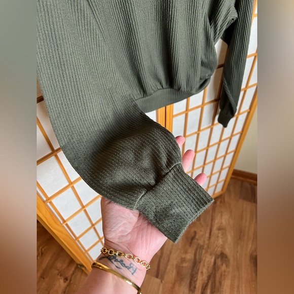 Hollister Olive Green Ribbed Boyfriend Cropped Sweatshirt size Small - Picture 5 of 10